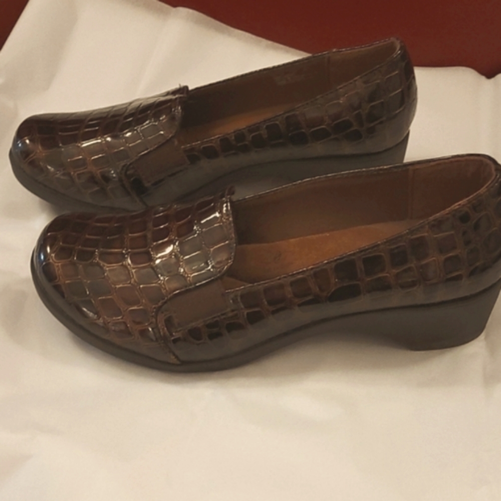 New Hush Puppies Soft Style Brown Faux Alligator Print Patent Shoes Loaf…